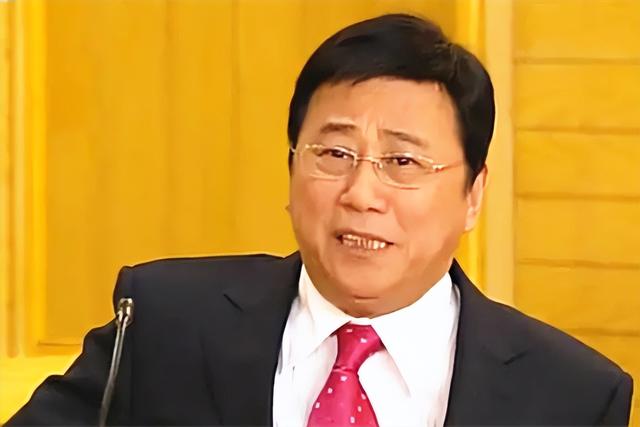 老戏骨夏雨现身瑞典街头，头发花白精神好，76岁周游列国享受人生