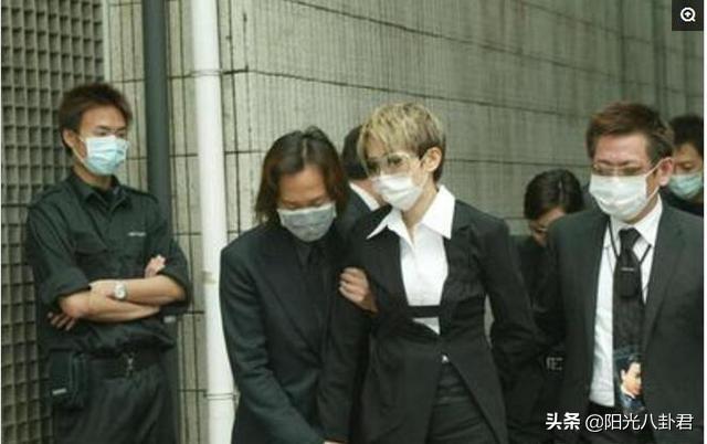 张国荣20岁出道，首次参加比赛照罕见曝光，6岁莫文蔚上台献花