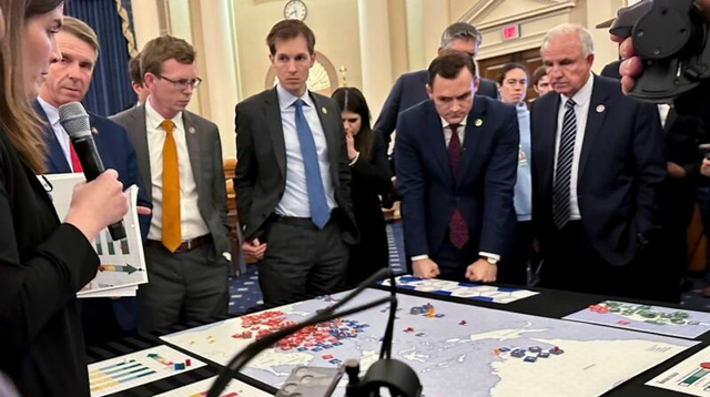 大陆对台立“天条”，美国专机落地台北，赖清德搬的救兵到了？