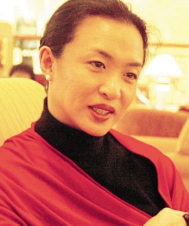 52岁金星重回男儿本色，全身男装素颜走街，网友感慨：太飒了