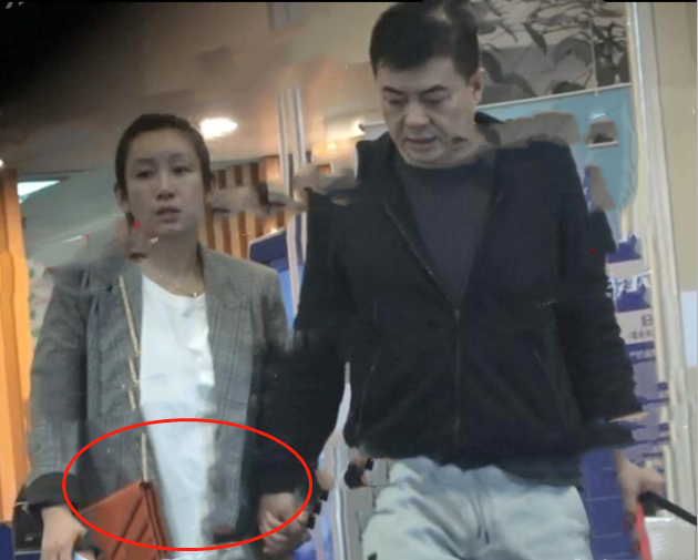 秦海璐41岁高龄拼二胎?与大7岁老公现身医院,小腹隆起疑有身孕