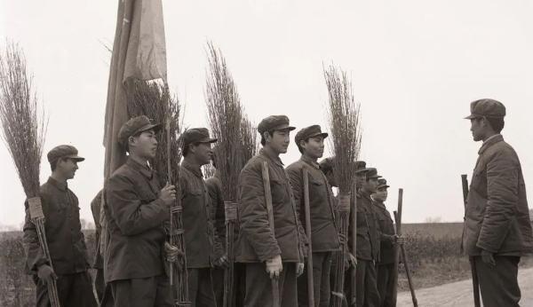 海军中将好色成性！淫乱文工团女兵，敛财上亿，最终栽在情妇身上