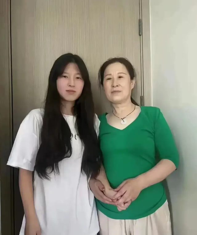 曝姜萍被限制自由,老师作弊被调查,网友炸锅,当地回应真相来了