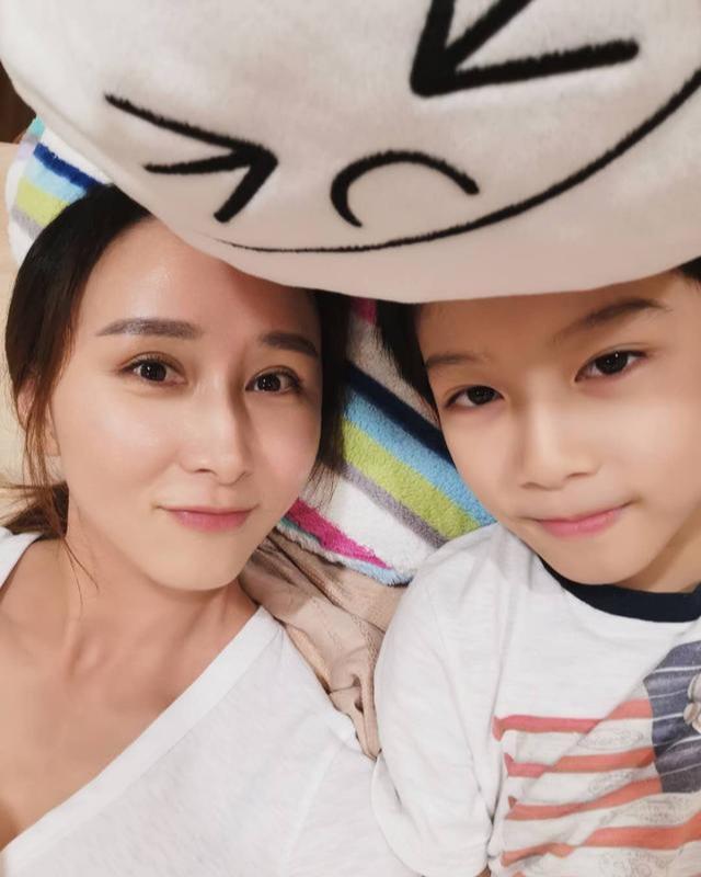 嫁给名门后裔,却不做豪门金丝雀,42岁胡静被朱兆祥宠溺至深