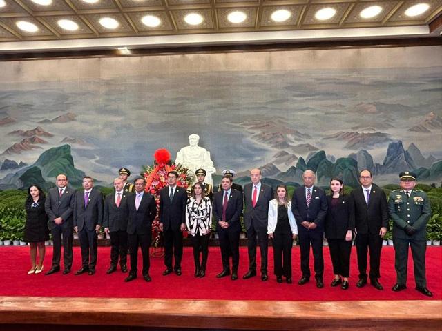 不必时时怀念我，也不用盼着我回来，我从未离开，因为你们就是我