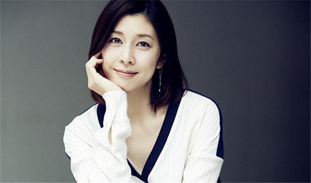 她拥有最治愈笑容却治愈不了自己,日著名女星被发现在衣帽间自缢