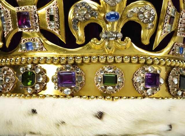 别低头，王冠会掉！18年女王吐槽1.28公斤的帝国王冠：会压断脖子