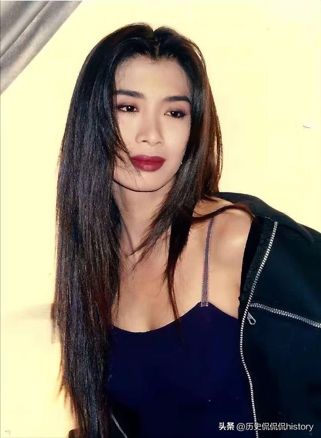 香港“三级片”教父，曹查理经典Pose依旧欠揍，女演员纷纷怀念