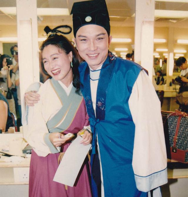 “公孙策”范鸿轩复出拍戏！身材发福精神十足，74岁仍未婚未育