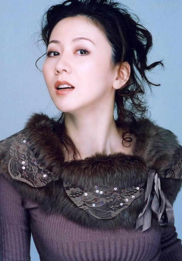 汤加丽：因当“人体模特”被丈夫抛弃，被父母嫌弃，46岁仍然单身