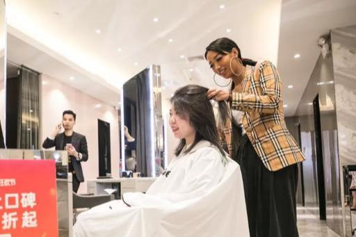 从洗头妹到月入十万的头牌理发师：20万去日本进修，剪一刀680