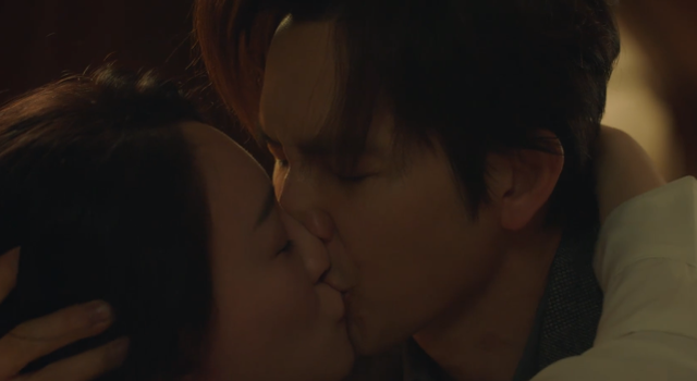 钟汉良李小冉吻戏好虐！用力太猛嘴巴被亲到变形，双方难舍难分