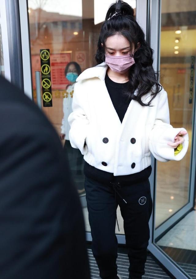 “白+黑”真是永恒的经典,多少岁都能穿,掌握穿搭技巧一定很美