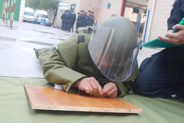 揭秘真实版“拆弹部队”:孤独逆行、直面死神的勇士