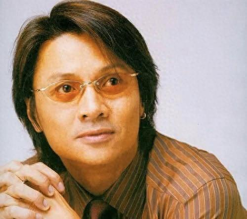 56岁尹天照近照曝光，身材发胖略显油腻，为患血癌妻子花光积蓄