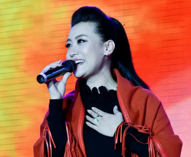 12次登上春晚，6次献唱奥运，嫁给院士邓中翰的谭晶如今怎样了？