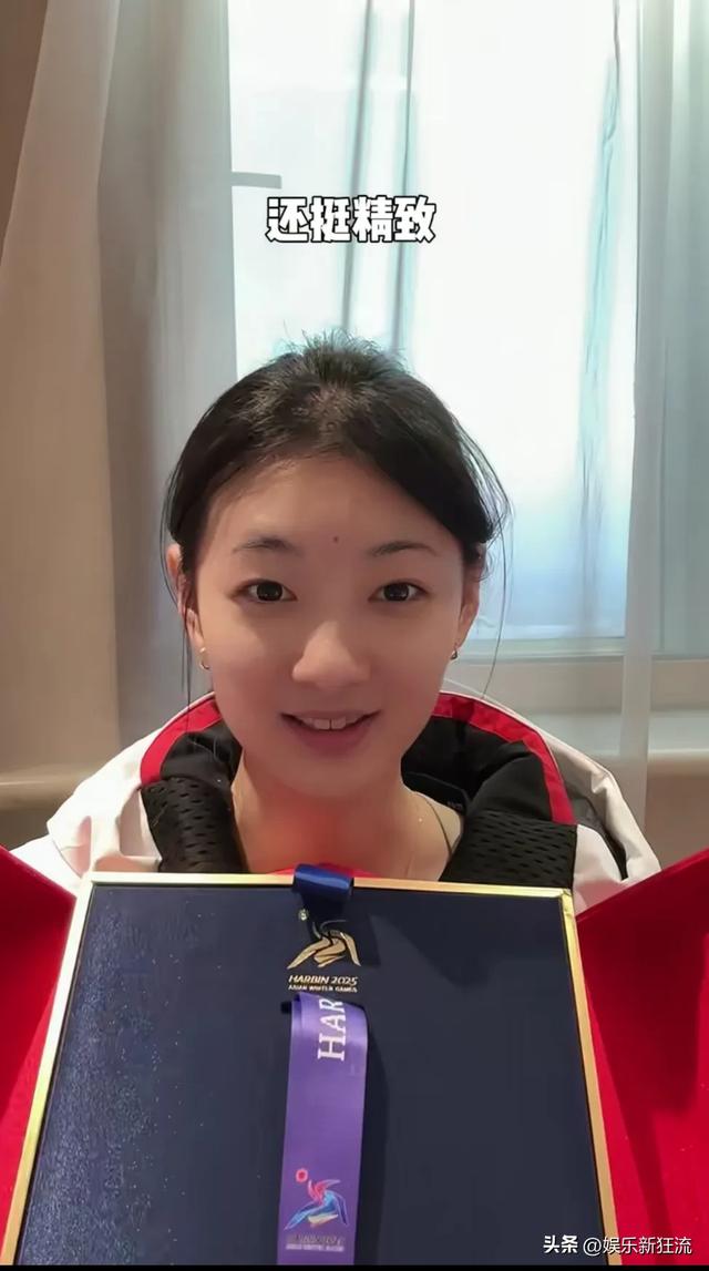东北甜妹王欣然,拿了金牌第一时间和观众分享,美人痣太好看了