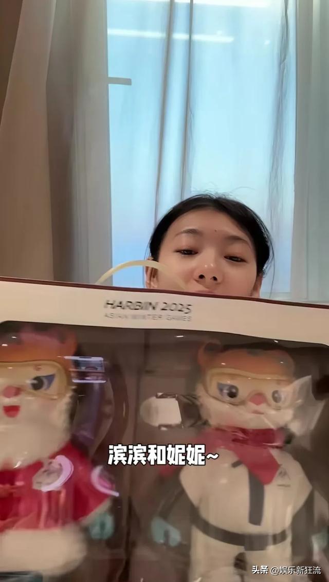 东北甜妹王欣然,拿了金牌第一时间和观众分享,美人痣太好看了