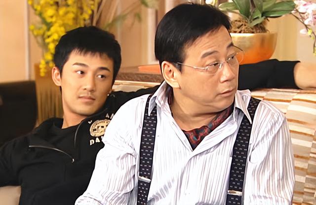 老戏骨夏雨现身瑞典街头，头发花白精神好，76岁周游列国享受人生