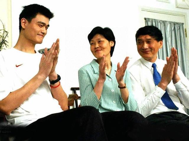 姚明女儿没有170？看站他身边168的范冰冰和172的撒贝宁就知道了