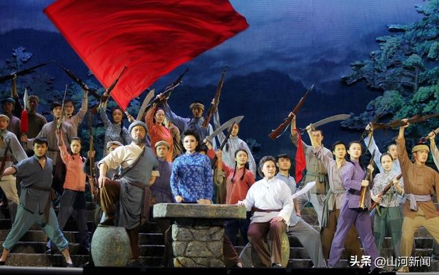 她是军旅歌唱家，身材丰满被称“中年杀手”，今转身成北电教授！