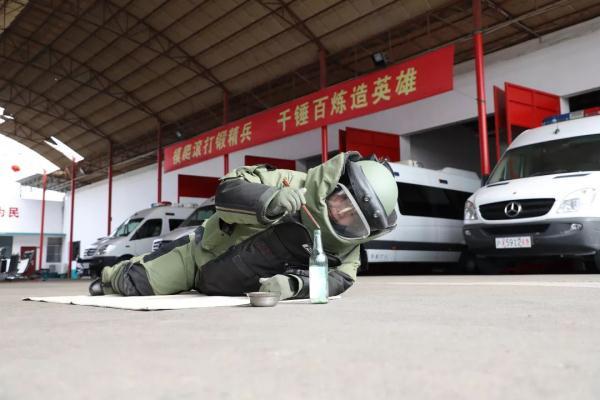 揭秘真实版“拆弹部队”:孤独逆行、直面死神的勇士
