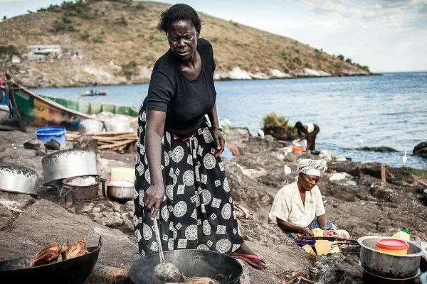 非洲旅行，目睹“蚊子汉堡”制作过程，游客：美味