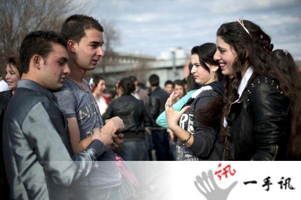 保加利亚新娘集市上演爱情买卖 当地人称新娘市场