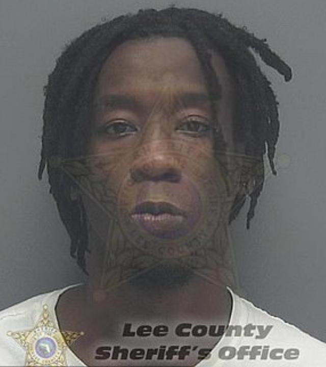 女病人躺床治病时脚趾不舒服，抬头发现陌生男子正在舔她脚