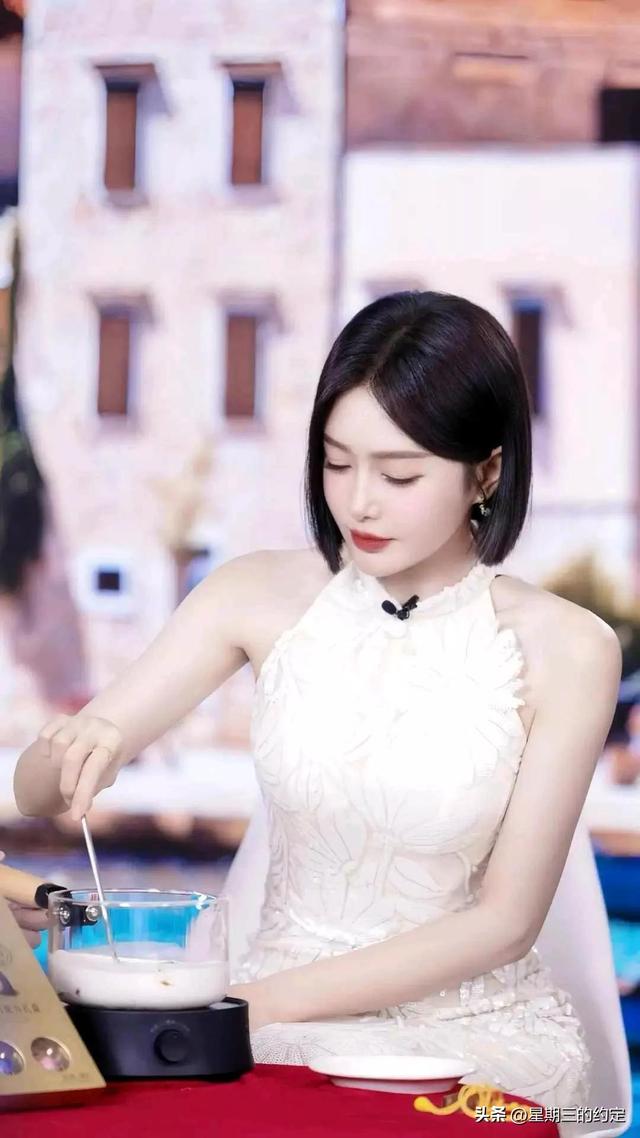 45岁秦岚后台打麻将被偷拍，穿抹胸裙大秀身材，傲人上围不减当年