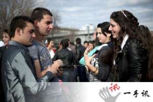 保加利亚新娘市场(保加利亚新娘集市上演爱情买卖 当地人称新娘市场)