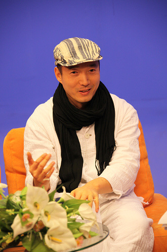 他是曾黎前男友,被韩国美女倒追,从机修工到影帝的他有何魅力?