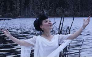 歌手谭晶(12次登上春晚，6次献唱奥运，嫁给院士邓中翰的谭晶如今怎样了？)