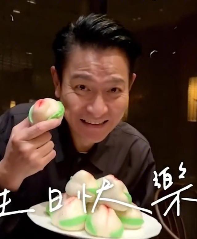 刘德华庆生视频曝光，61岁依旧搞怪可爱，生日当天行程满满，唱k放松