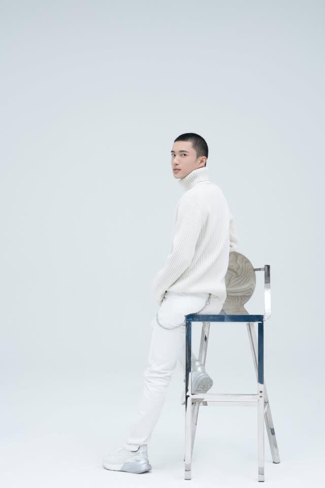 张博涵平头造型清爽有型 白毛衣展现阳光气息