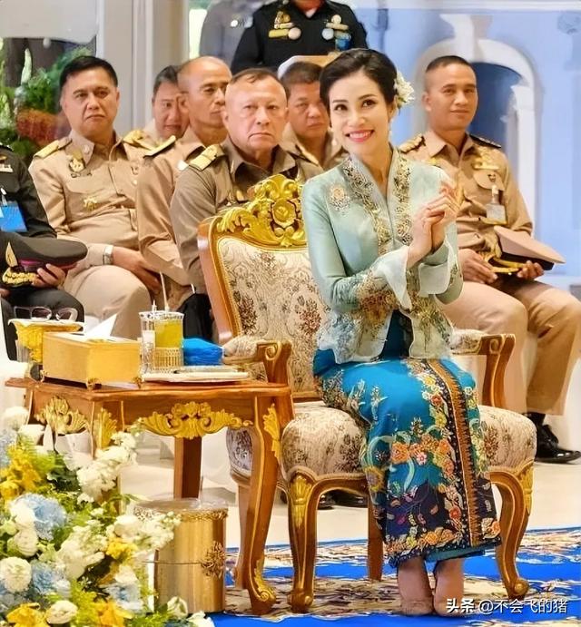 诗妮娜贵妃偷摸生子，有儿有女儿子七岁，生日放一家4口漫画示威