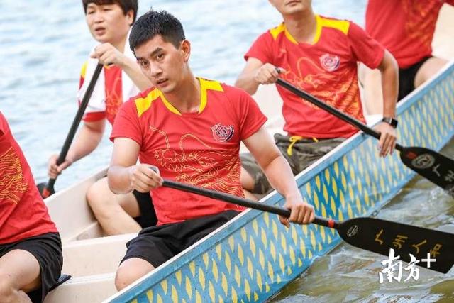 “乘风破浪”的90后环卫小哥，握船桨划出百余个龙舟奖项