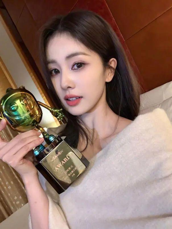 “嘎子哥”谢孟伟、白鹿、张晚意，获“三级演员”职称