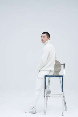 张博涵(张博涵平头造型清爽有型 白毛衣展现阳光气息)