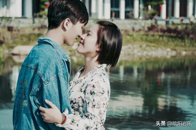 情侣照牵手的正确姿势，唯美又不失浪漫