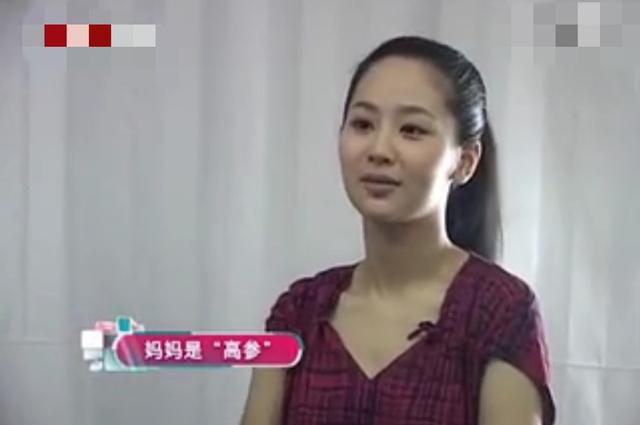 杨紫晒妈妈近照神似张凯丽，手戴金镯贵妇感十足，为女儿辞掉工作
