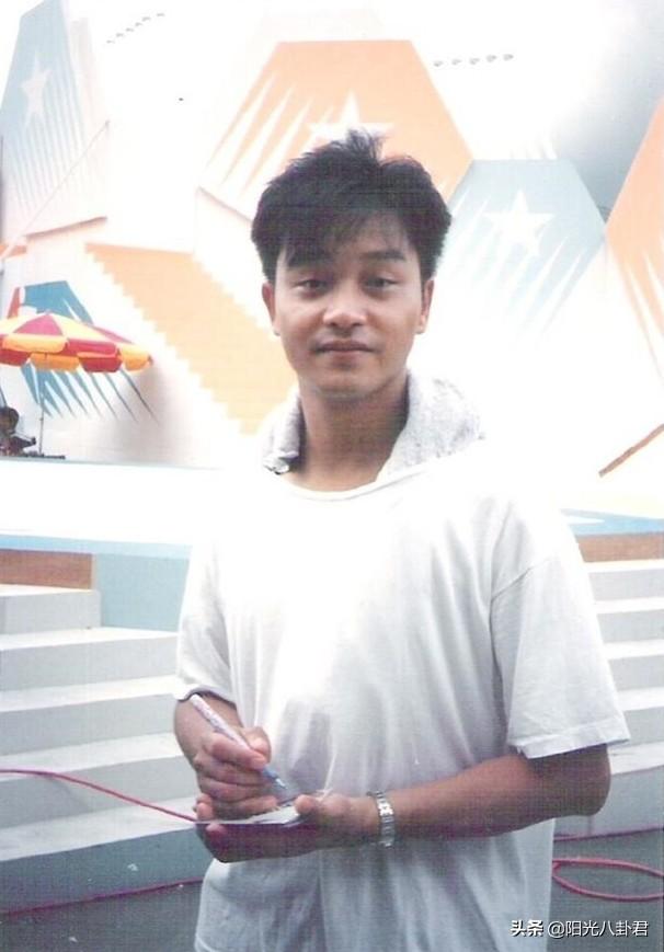 张国荣20岁出道，首次参加比赛照罕见曝光，6岁莫文蔚上台献花