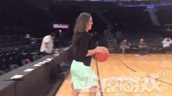 正惊GIF：健身房惊现长腿旗袍美女，力量比汉子还猛，惊呆围观路人