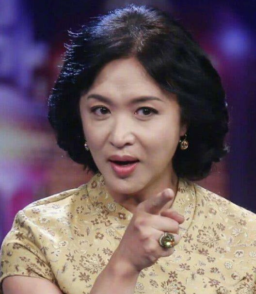 52岁金星重回男儿本色，全身男装素颜走街，网友感慨：太飒了