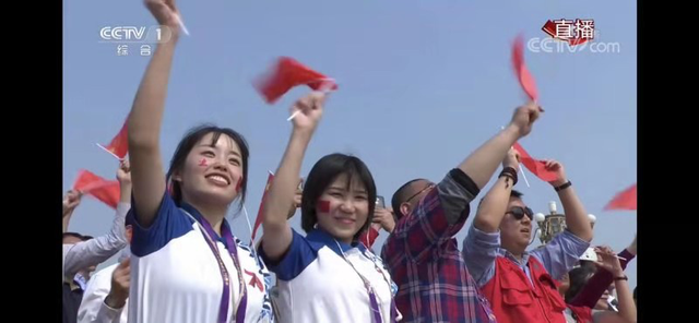 身高一米八 跪地40分钟保持1米以下为了啥?