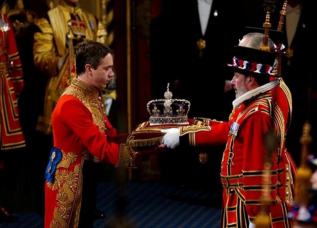 别低头，王冠会掉！18年女王吐槽1.28公斤的帝国王冠：会压断脖子