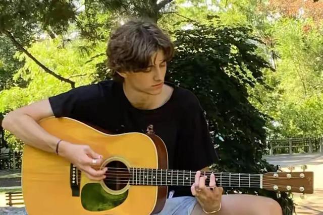 阿汤哥的女儿：18岁身高超过1.7米，长得越来越像母亲很漂亮