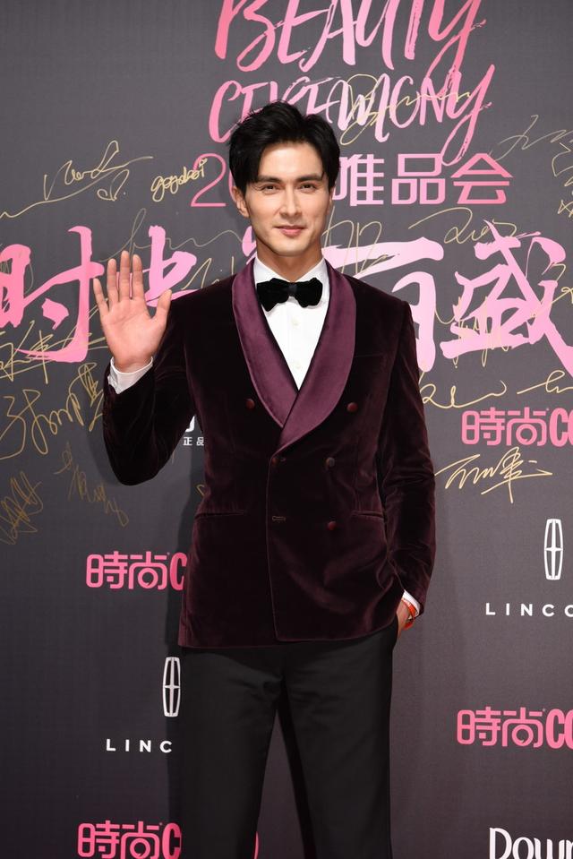 191身高的高伟光穿西服帅气翻倍,不愧是模特出身,大长腿迷人