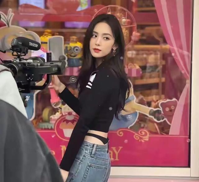 娜扎丁字裤外露，还怒怼网友管得宽，是“荡妇”，还是另有缘由？