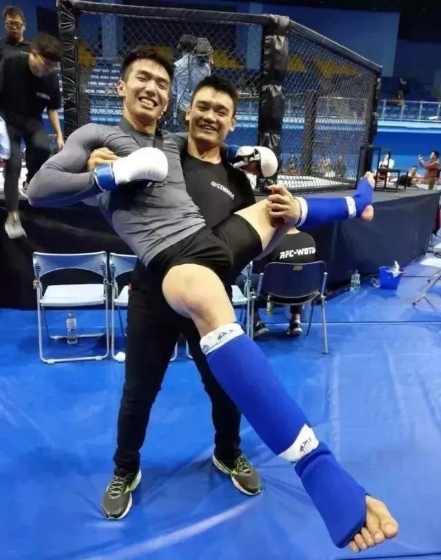 奶凶小狼狗和教练“基情”满满， 真是个单纯大男孩！